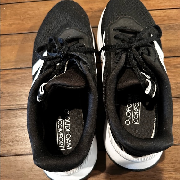 Men’s Adidas cloud foam sneakers - Picture 8 of 9